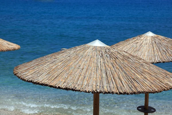 Straw umbrella on the beach — Stock Photo, Image