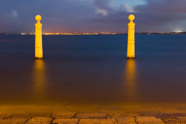 Columnas Muelle junto al río Tajo en Lisboa, larga exposición — Foto de Stock
