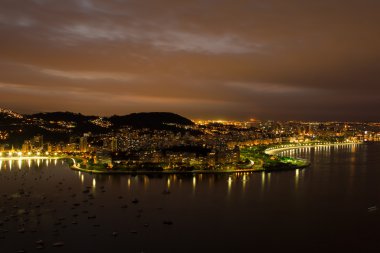 Rio de Janeiro üzerinde gece görünümünden Sugar Loaf tepe