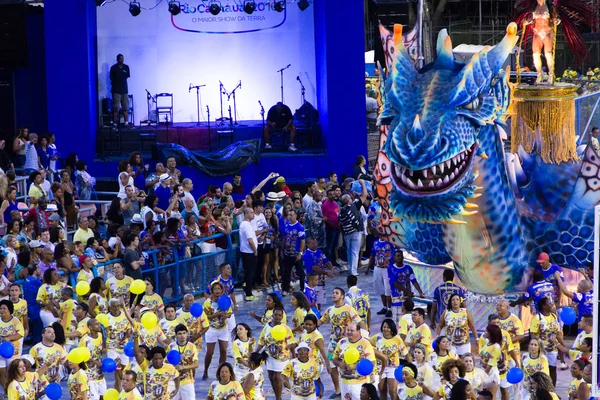 Rio De Janeiro, Rj /Brazil - 17 januari 2016: Världens berömda karnevalen i Rio de Janeiro, sambaskola paraderar i Sambadromo, dragon figur på 17 januari 2016 i Rio de Janeiro. Stockbild