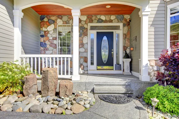 Maison moderne avec porte bleue marine et cour avant décorative . — Photo