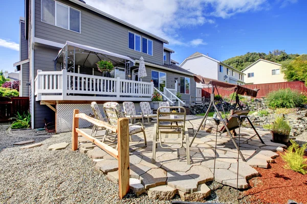 Parfait patio arrière meublé avec eau courante et décor de jardin — Photo