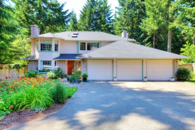 Güzel bahçesinde yeşillik ve çiçek dolu.