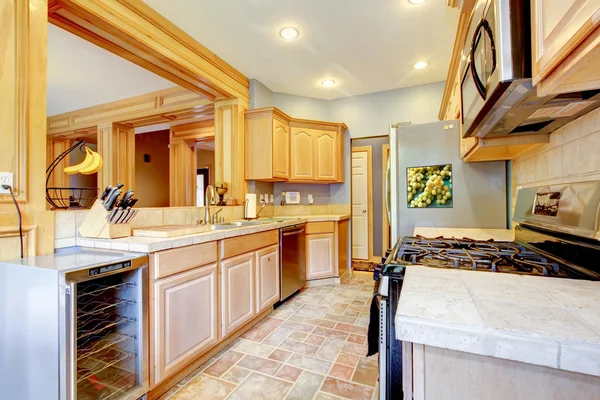 Große schöne Holzküche mit Grau und Ahorn. — Stockfoto