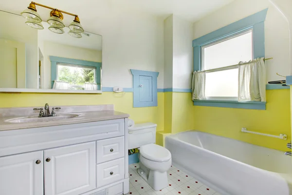 Χαριτωμένο μπάνιο με κίτρινο τοίχους — Φωτογραφία Αρχείου