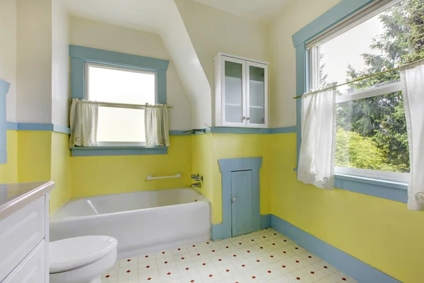 Cute bathroom with yellow walls — Stock Photo, Image