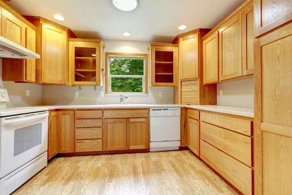 Cocina sencilla con suelo de madera . —  Fotos de Stock