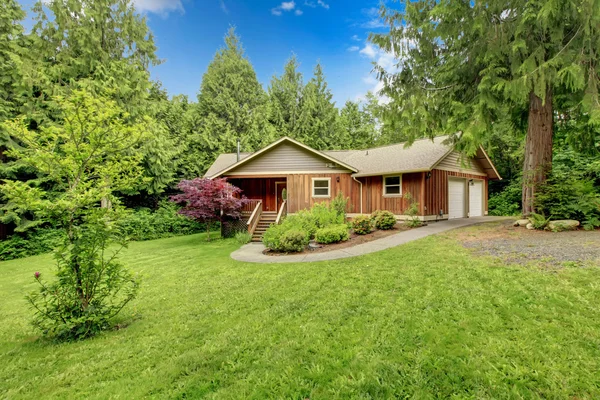 Cute cabin house with large yard. — Stock Photo, Image