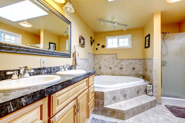 Розкішна ванна кімната з ванною в джакузі . — стокове фото