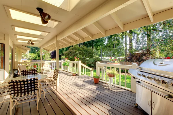 Langes Deck mit Grill und Glastisch. — Stockfoto