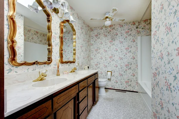 Salle de bain de style vintage avec papier peint floral . — Photo