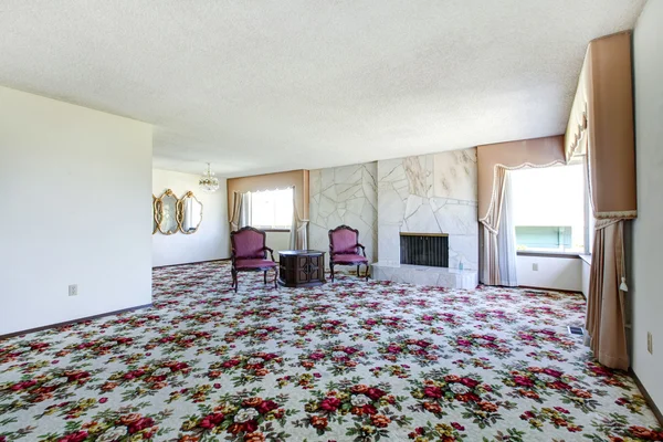 Large living room with floral patterned carpet. — Stock Photo, Image