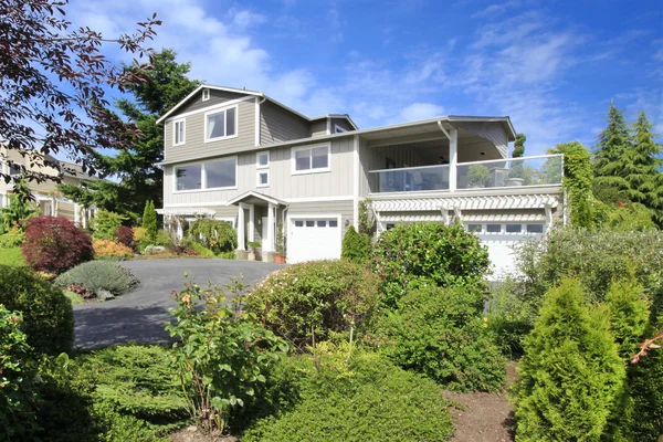 Large grey house with many windows and three car garage. house w — Stock Photo, Image