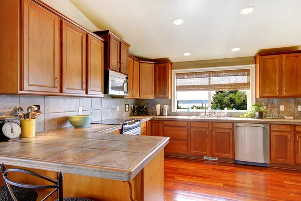 Keuken interieur met veel hout, roestvrij stelen toestellen, — Stockfoto