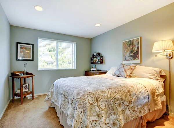 Modern guest bedroom with beige bedding, and carpet. — Stock Photo, Image