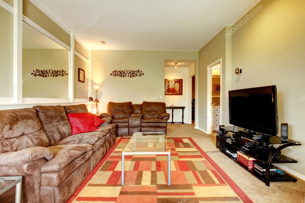Woonkamer interieur met groene muren, rood en bruin gekleurde geo ... Woonkamer interieur met groene muren, rood en bruin gekleurde geo ...