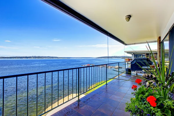 Luxus eingerichtete überdachte Terrasse mit Grill und Blick auf den See washi — Stockfoto