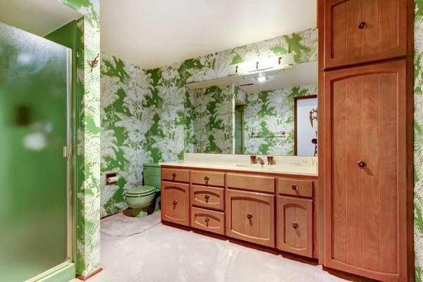 Unique green floral pattern walls of bathroom interior with sh — стоковое фото