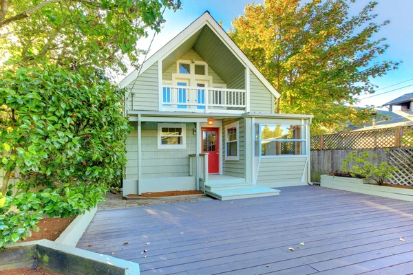 Hermosa casa verde noroeste con porche de madera —  Fotos de Stock