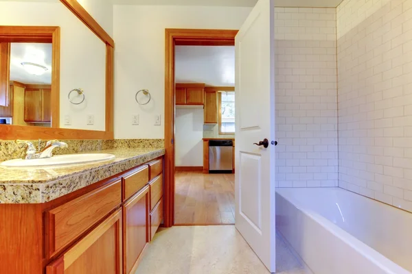 Salle de bain confortable avec murs blancs et grand miroir — Photo