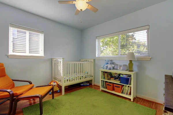 Barevný interiér ložnice dětí s dřevěnými bílé cirb a gre — Stock fotografie