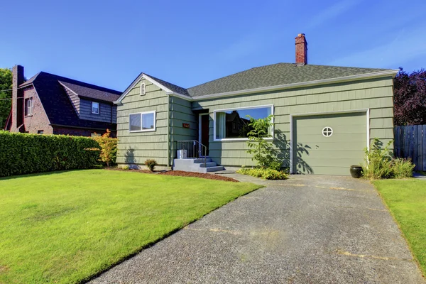 Groene Amerikaanse Northwest Rambler huis buitenkant. — Stockfoto
