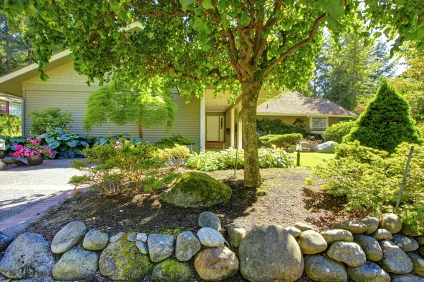 Beautiful front garden. Landscape design. — Stock Photo, Image