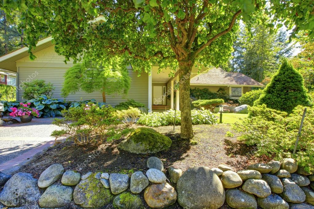 Schöner Vorgarten. Landschaftsplanung. - Stockfotografie: lizenzfreie