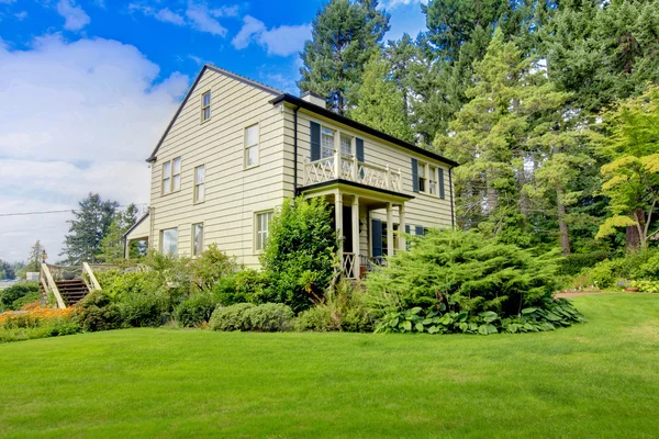 Küçük Amerikan ev ışık dış ve büyük bir çim çim dolu