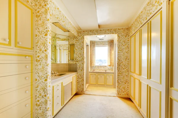 Antiguo clásico de la casa americana antiguo cuarto de baño interior con papel pintado y alfombra —  Fotos de Stock