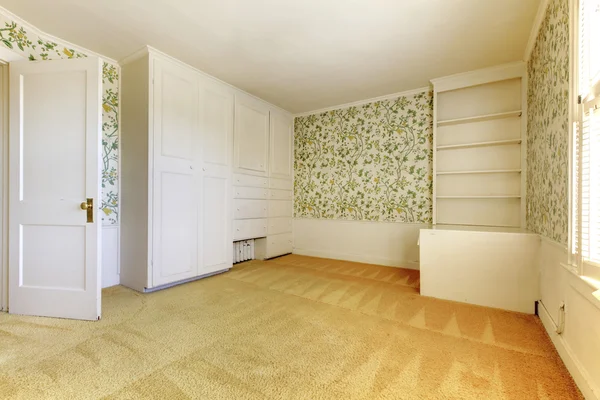 Çiçek desenli duvar kağıdı ve sazan hafif tatlı yatak odası — Stok fotoğraf