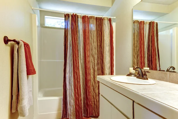 Baño simple con colores rojos y marrones en cortina de ducha y —  Fotos de Stock