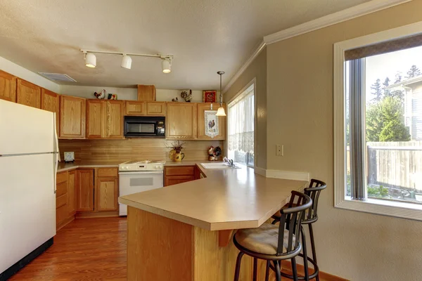 Interior de cocina típica americana con electrodomésticos blancos . — Foto de Stock