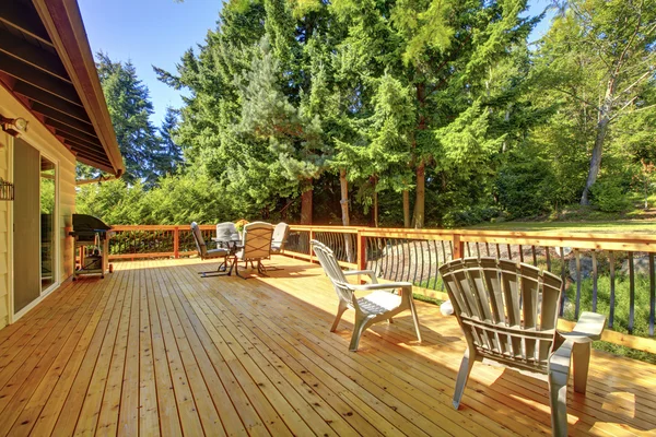 大 frsehly 绘新木制甲板与美好的夏天绿色 bac — 图库照片