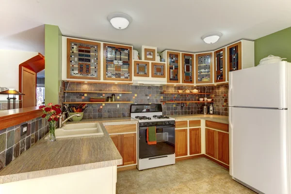 Interior luminoso de la cocina con azulejos marrones y armarios con staine — Foto de Stock