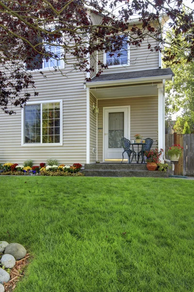 素敵なフロントの芝生と木々 と愛らしい白い家 — ストック写真