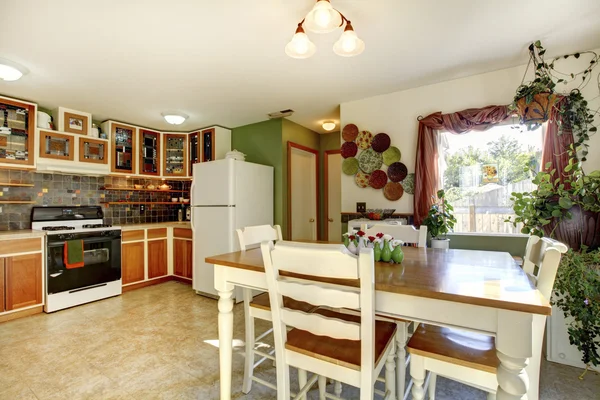 Eetkamer en keuken kamer interieur in gezinswoning — Stockfoto