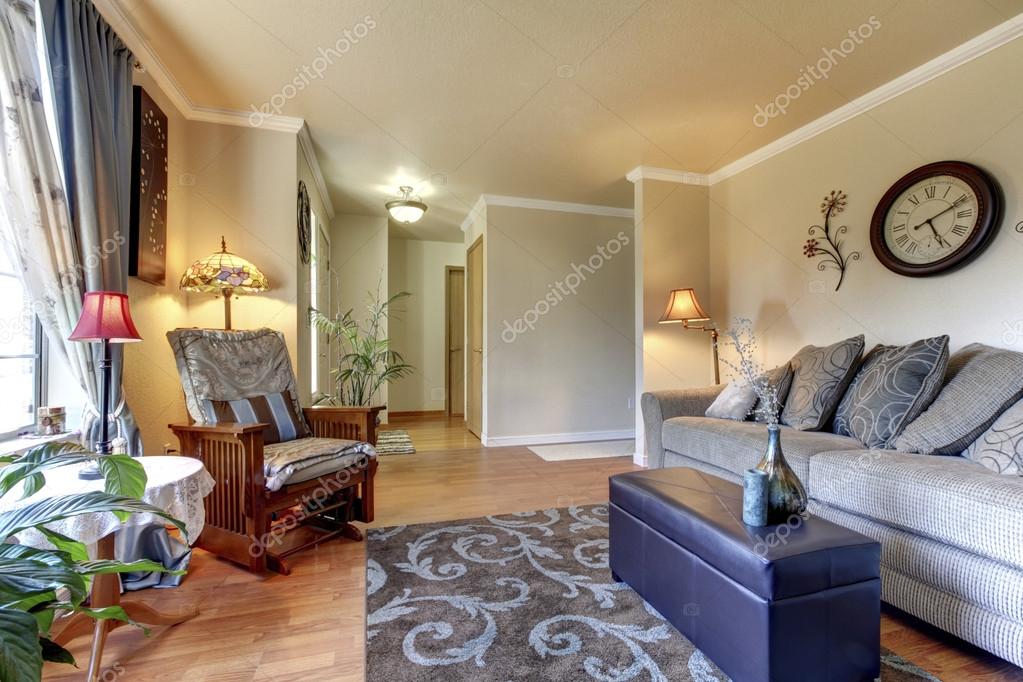 Amerikanska hus vardagsrum inredning med stor beige soffa ...