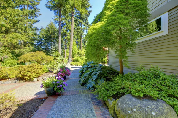 Hermosa casa exterioir con pasarela de ladrillo en el jardín —  Fotos de Stock