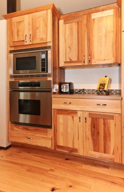 Koyu lekeli ahşap döşeme ile büyük mutfak