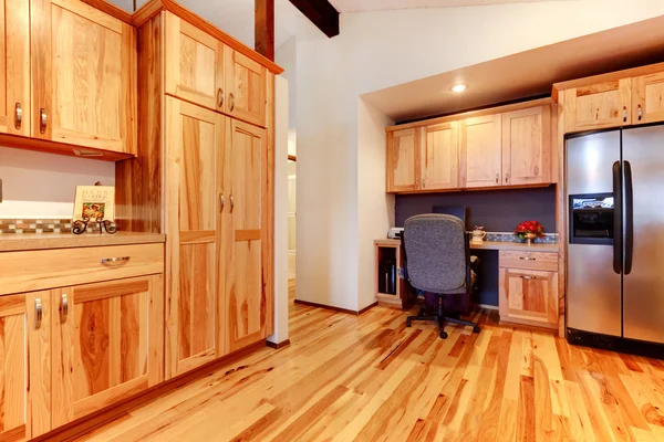 Gran cocina con suelo de madera oscura manchada — Foto de Stock