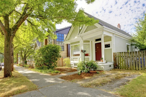 Oude kleine groene huis met veranda — Stockfoto