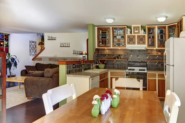 Sala de jantar e cozinha interior em casa de família — Fotografia de Stock