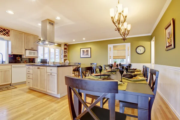 Interior dapur khas Amerika dengan peralatan putih, kayu ca — Stok Foto