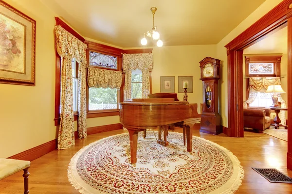 Adorable piano vintage en bois dans le luxueux salon intérieur wi — Photo