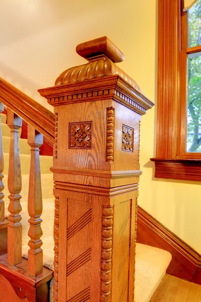 Mooi gebogen houten trap — Stockfoto