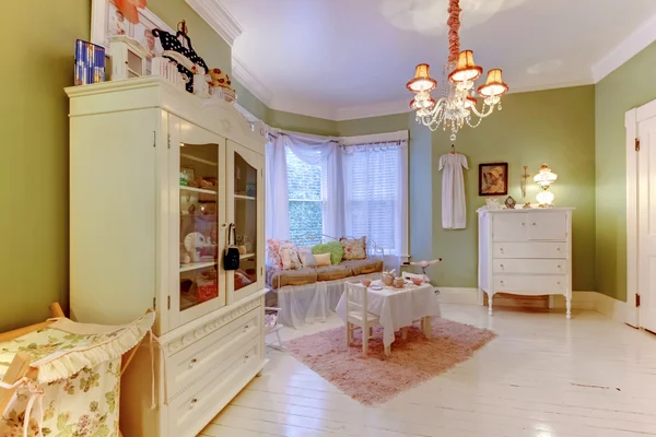Acogedora habitación de chicas verdes con armarios blancos y alfombra rosa —  Fotos de Stock