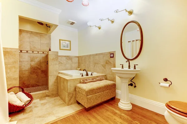 Moderno bagno interno con pavimento in legno massello, lavabo bianco, vasca wi — Foto Stock