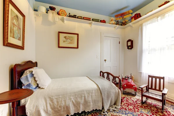 Quarto de meninos branco brilhante com cama de madeira, cadeira de balanço e coloufu — Fotografia de Stock