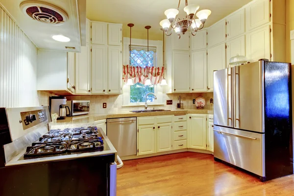 Keuken kamer interieur met RVS koelkast en hardhout f — Stockfoto